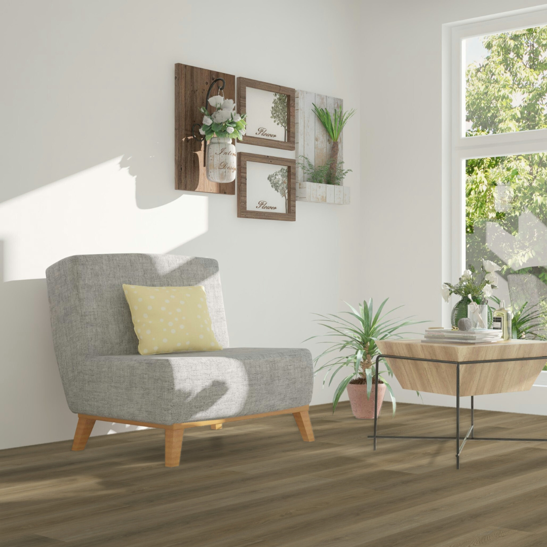 Gemütliche helle Ecke mit Holzmöbeln, einem grauen Sessel und Kick Vinyl Eiche Hengsteysee Boden 