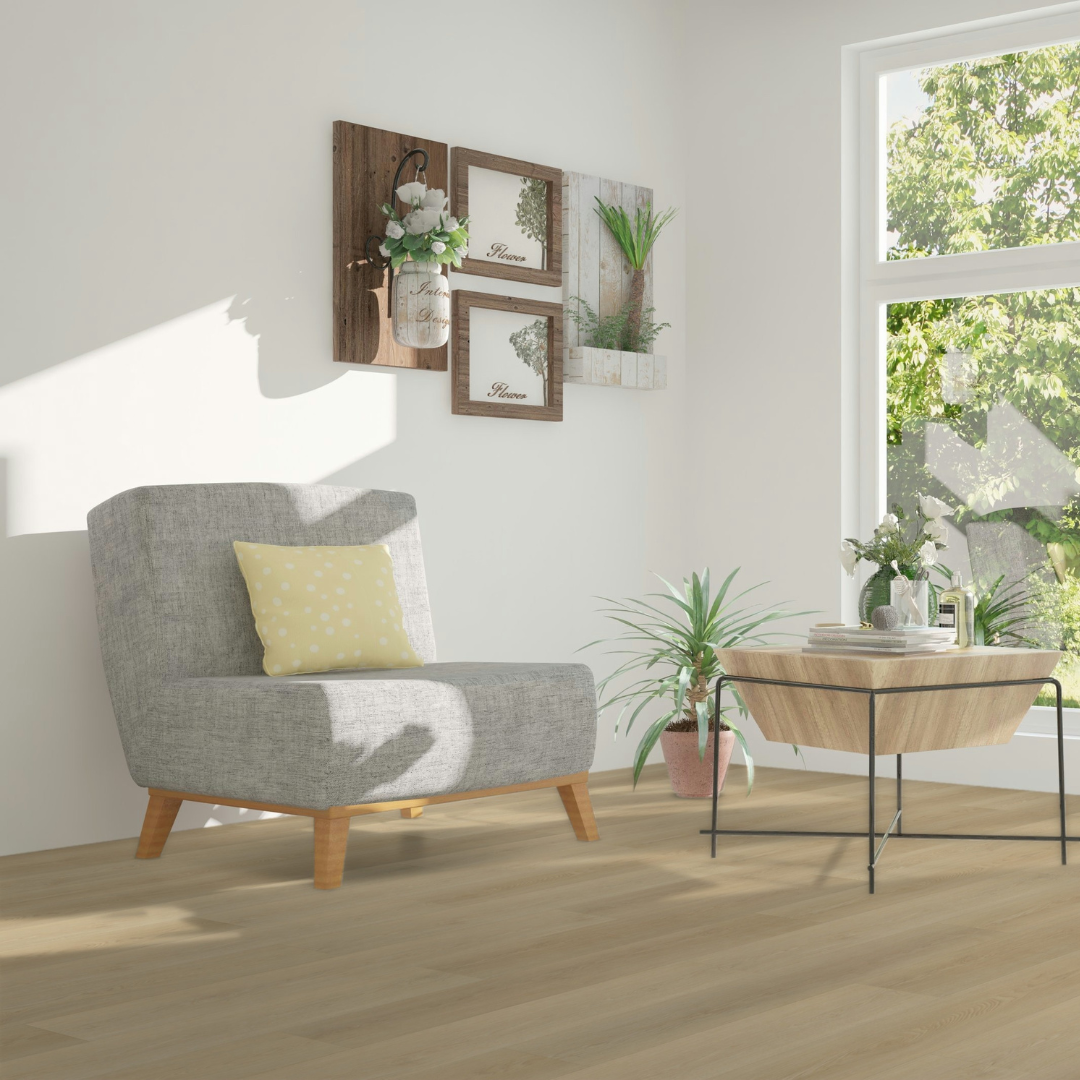 Sonnengeflutetes Wohnzimmer mit modernen Möbeln in Holzoptik mit Klick Vinyl Eiche Lippesse Boden