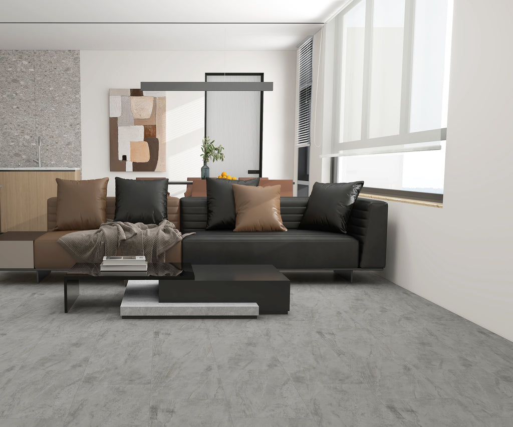 In einem elegant eingerichteten Wohnzimmer ist ein hellgrauer Fliesenboden aus Klick-Vinyl verlegt