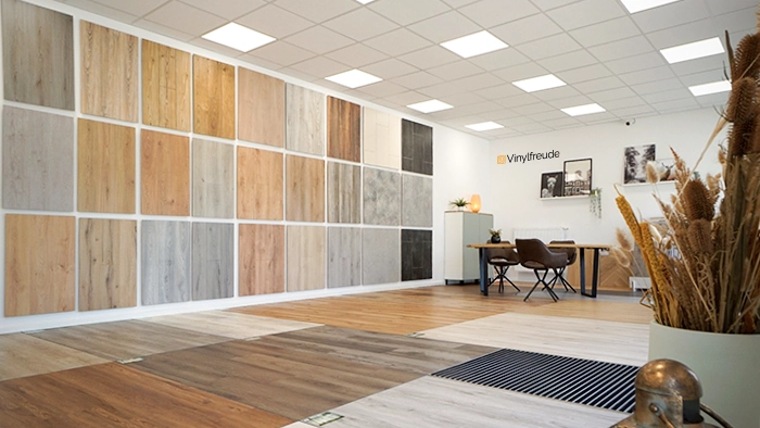 Das Bild zeigt die Vinylfreude Ausstellung vor Ort. Zu sehen ist ein kleiner Abschnitt der verschiedenen Vinylböden an den Wänden und auf dem Boden präsentiert
