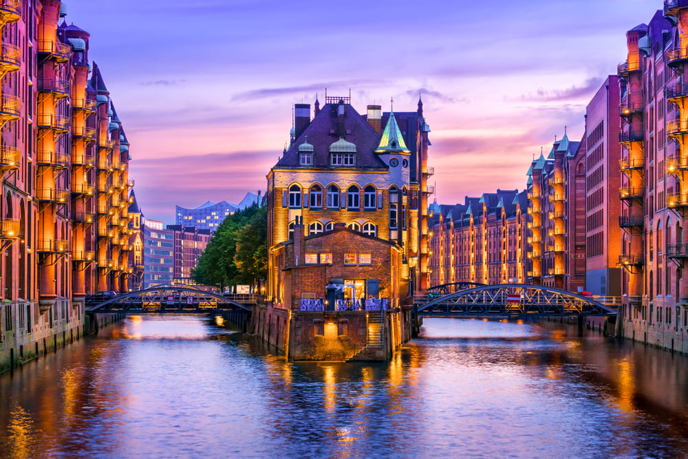 Tradition trifft auf Moderne: Hamburg verbunden durch Brücken mit Blick auf Gebäude am Fluss, Abendliche Stimmung, Vinylboden kaufen Hamburg - die Stadt für eine moderne Inneneinrichtung