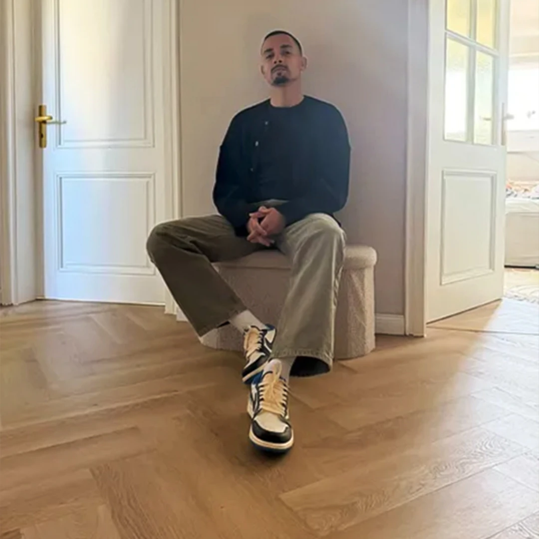 Homestory Kenny Ambientebild, Kenny sitzt im lichtdurchfluteten Flur, Vinylboden Fischgrät 