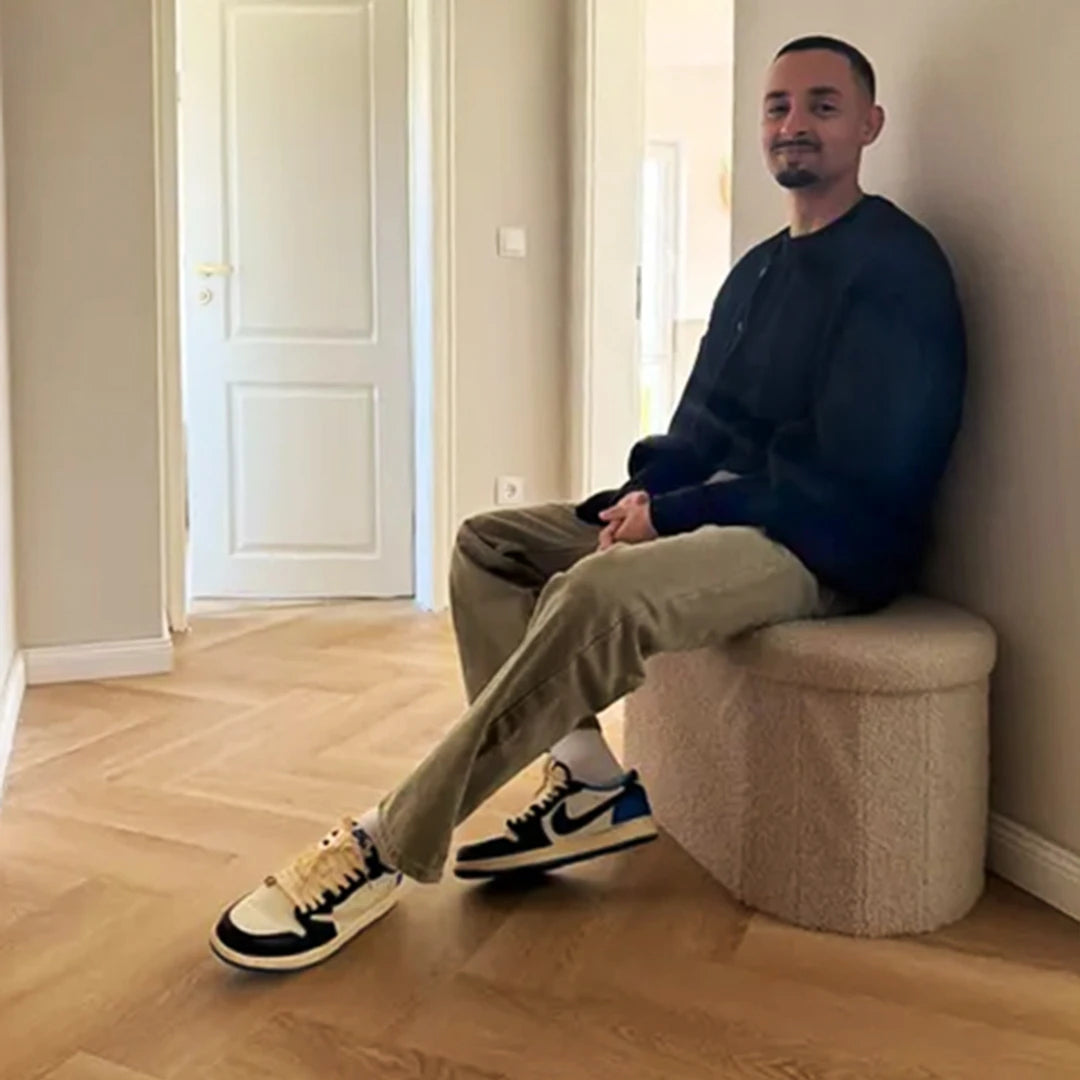 Homestory Kenny Ambientebild, Kenny sitzt im Flur, Vinylboden Fischgrät 