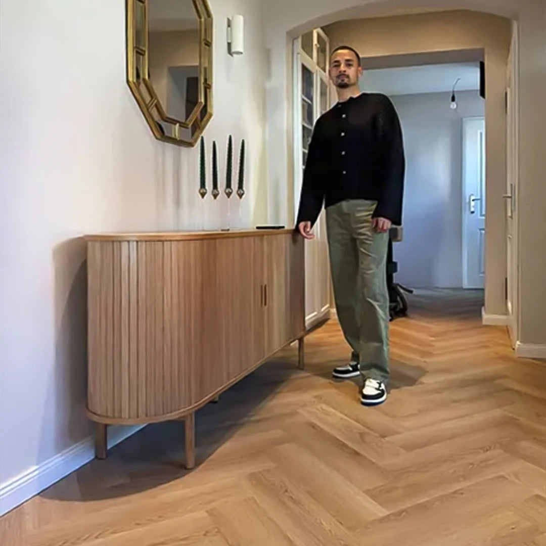 Homestory Kenny Ambientebild, Kenny steht im Flur, Vinylboden Fischgrät 