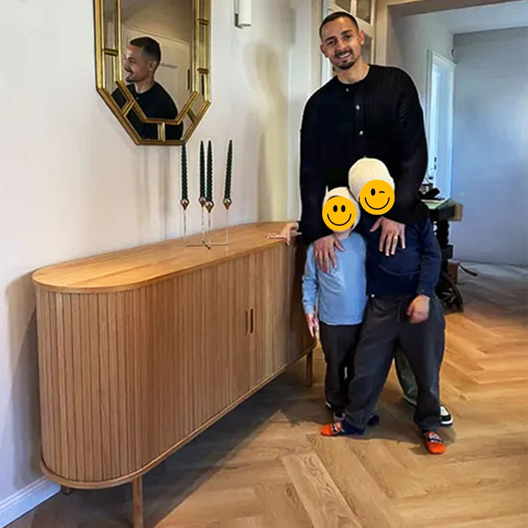 Homestory Kenny Ambientebild, Kenny steht mit seinen Kindern im Flur, Vinylboden Fischgrät 