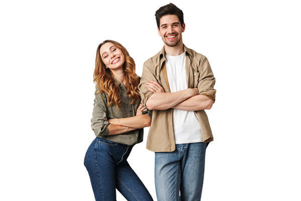 Ein junges Pärchen lehnt lässig aneinander und lächelt