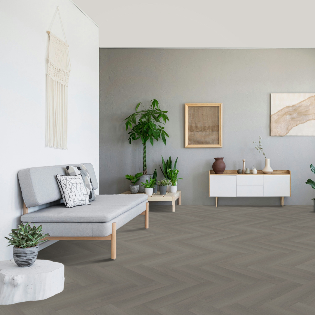 Modernes Wohnzimmer mit Holzmöbeln und einem Klick Vinyl Deluxe Fischgrät Eiche Elbe Boden