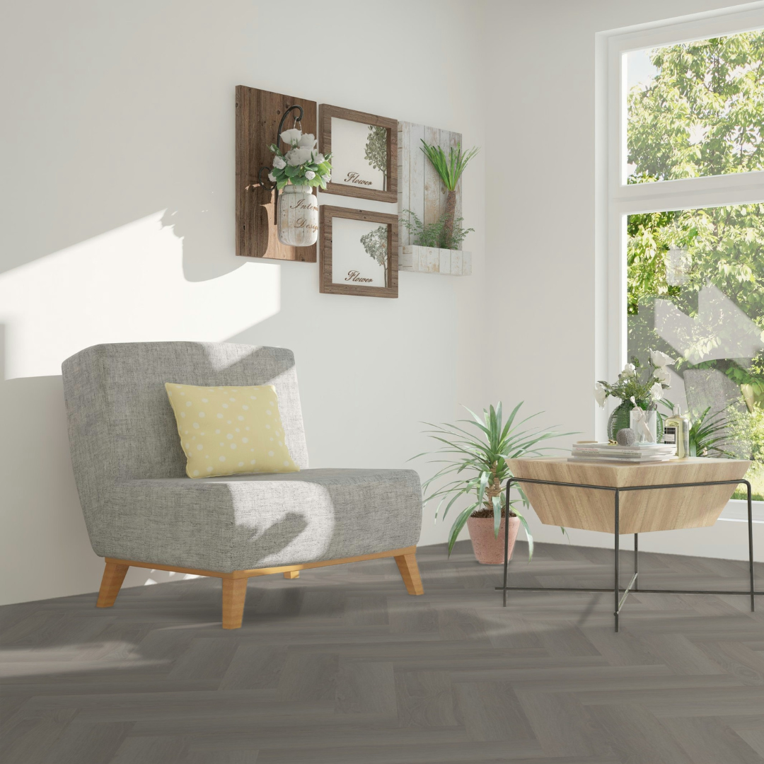 Gemütlicher Eckbereich mit Holzmöbeln, sonnendurchflutetet und mit Klick Vinyl Deluxe Fischgrät Eiche Elbe verlegt