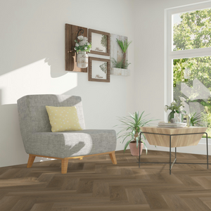 Geräumiger Eckbereich eines Wohnzimmer, mit Holzmöbeln und einer hellen Wand verlegt mit Klick Vinyl Deluxe Fischgrät Eiche Ems 