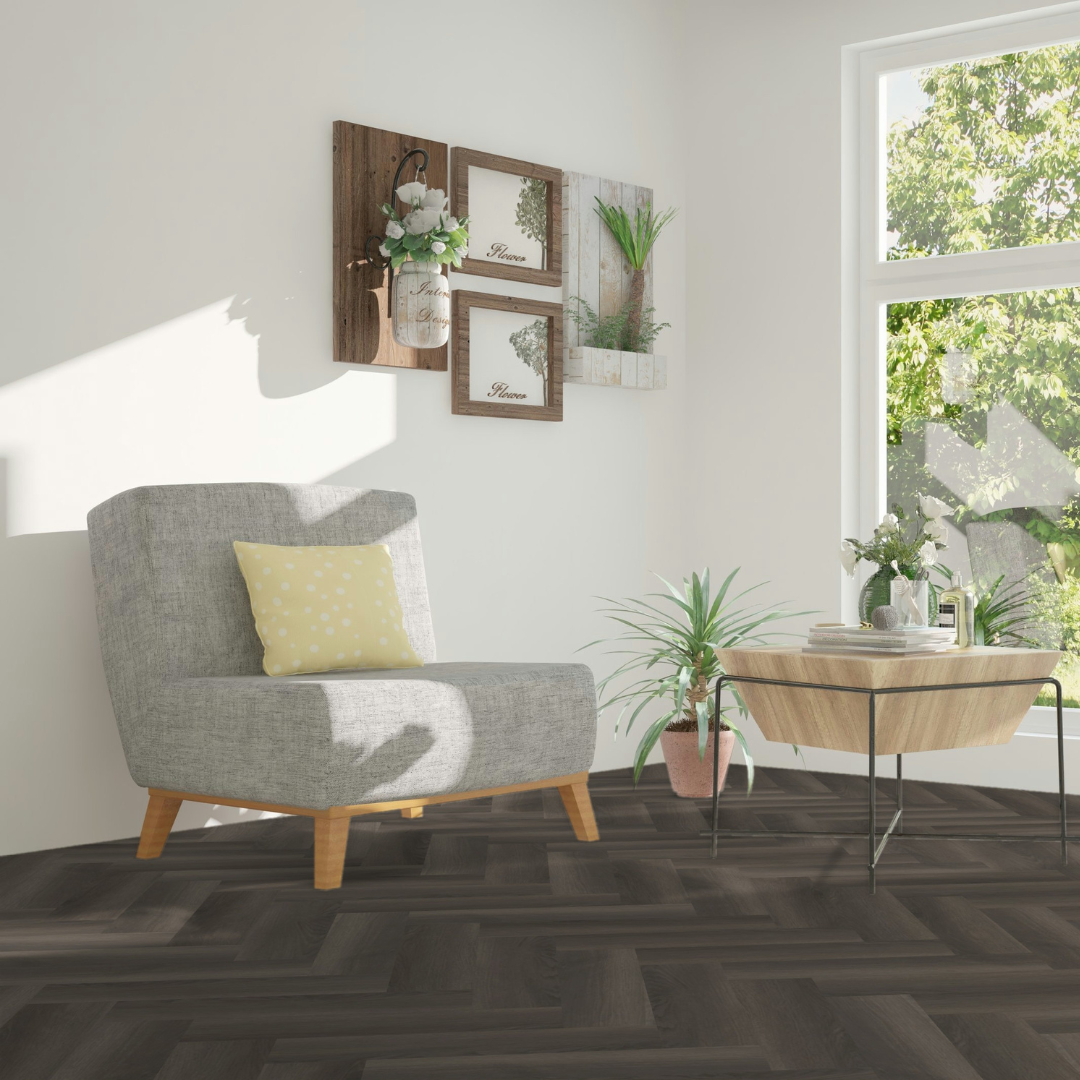 Sonnengeflutetes Wohnzimmer mit Holzmöbeln und einem Klick Vinyl Deluxe Fischgrät Eiche Isar Boden 