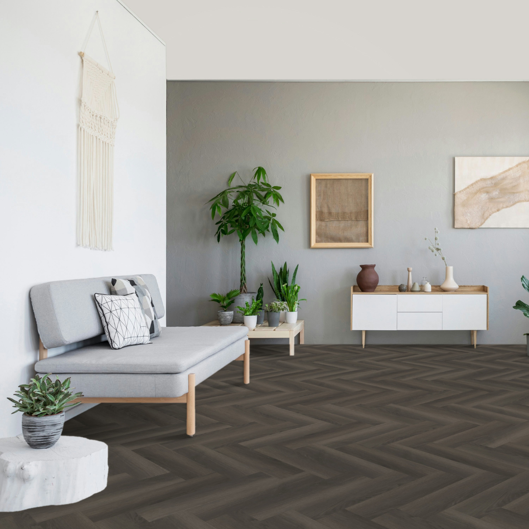 Sonniges geräumiges Wohnzimmer mit hellen Wänden und einem Klick Vinyl Deluxe Fischgrät Eiche Isar Boden 