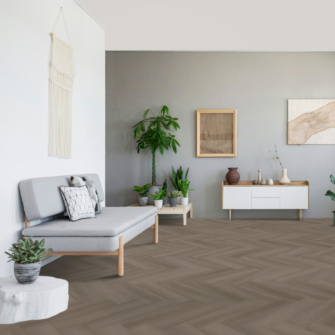 Helles Wohnzimmer  mit Holzmöbeln und Klick Vinyl Deluxe Fischgrät Eiche Saale Boden