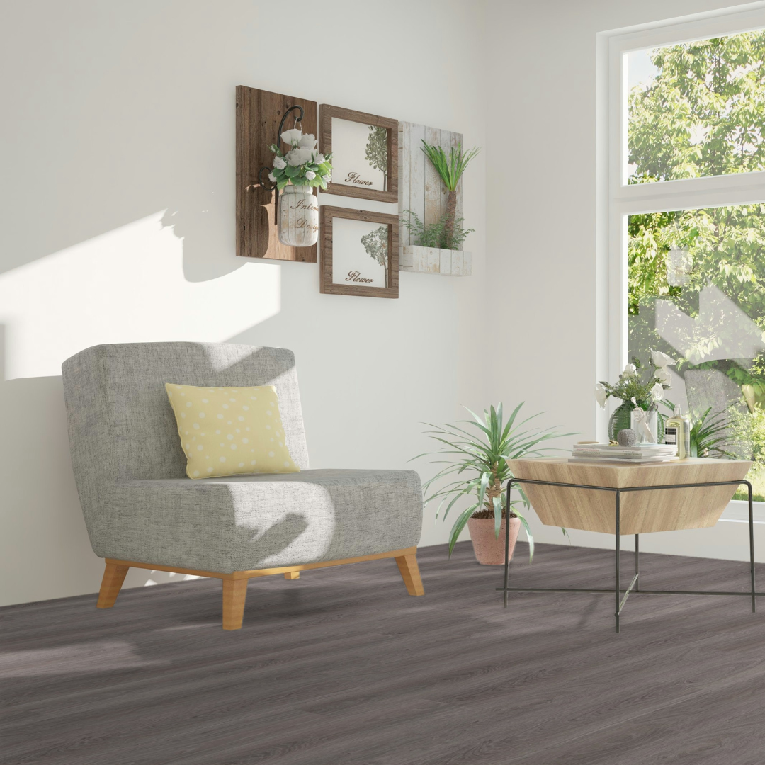 Heller Eckbereich eines Wohnzimmer mit hellen Möbeln und Klick Vinyl Eiche Bolsenasse Boden 