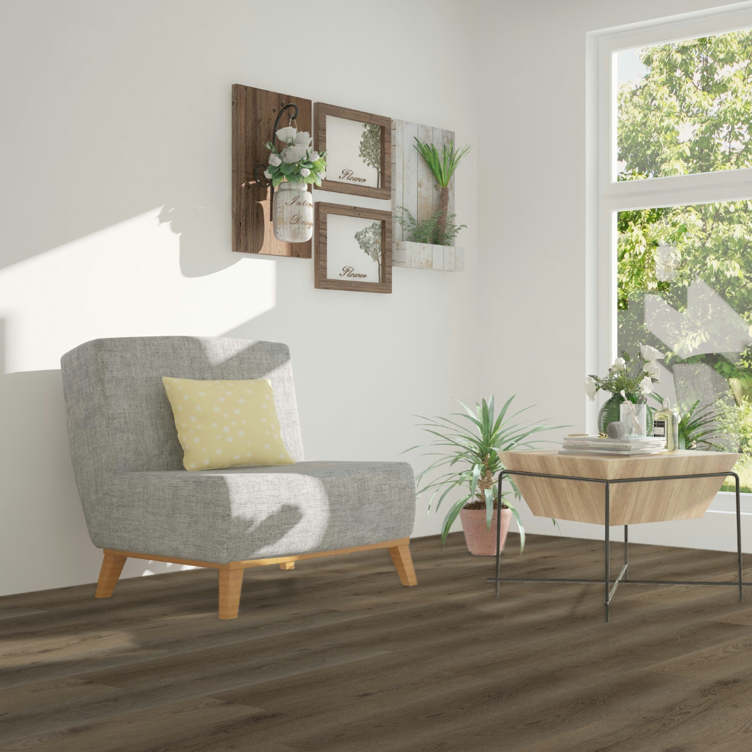 Heller Eckbereich eines Wohnzimmer mit modernen Möbeln und Klick Vinyl Eiche Emsland Boden 