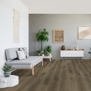 Geräumiges Wohnzimmer mit hellen Möbeln und Klick Vinyl Eiche Emsland Boden 