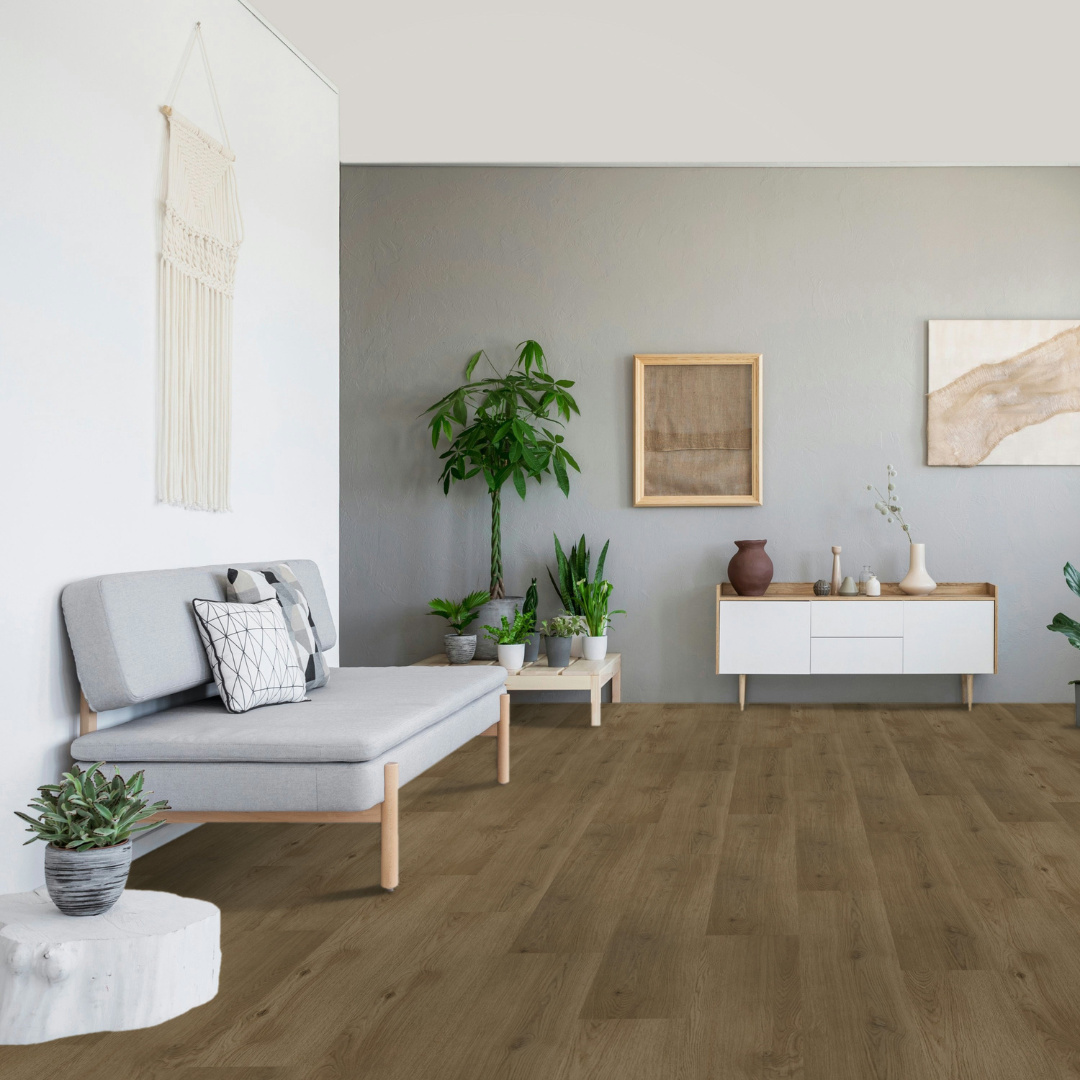 Helles gemütliches Wohnzimmer ausgestattet mit Klick Vinyl Eiche Fichtelberg 