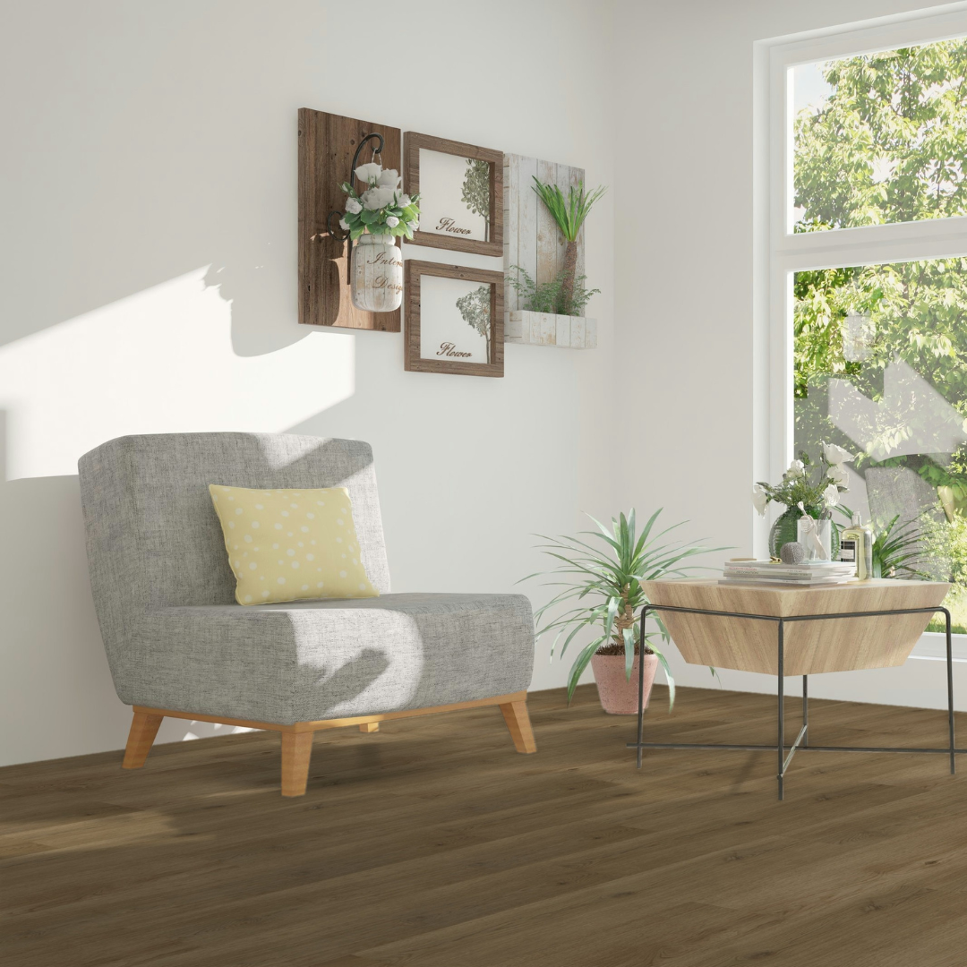 Sonnendurchströmtes Wohnzimmer mit Holzmöbeln und Klick Vinyl Eiche Boden