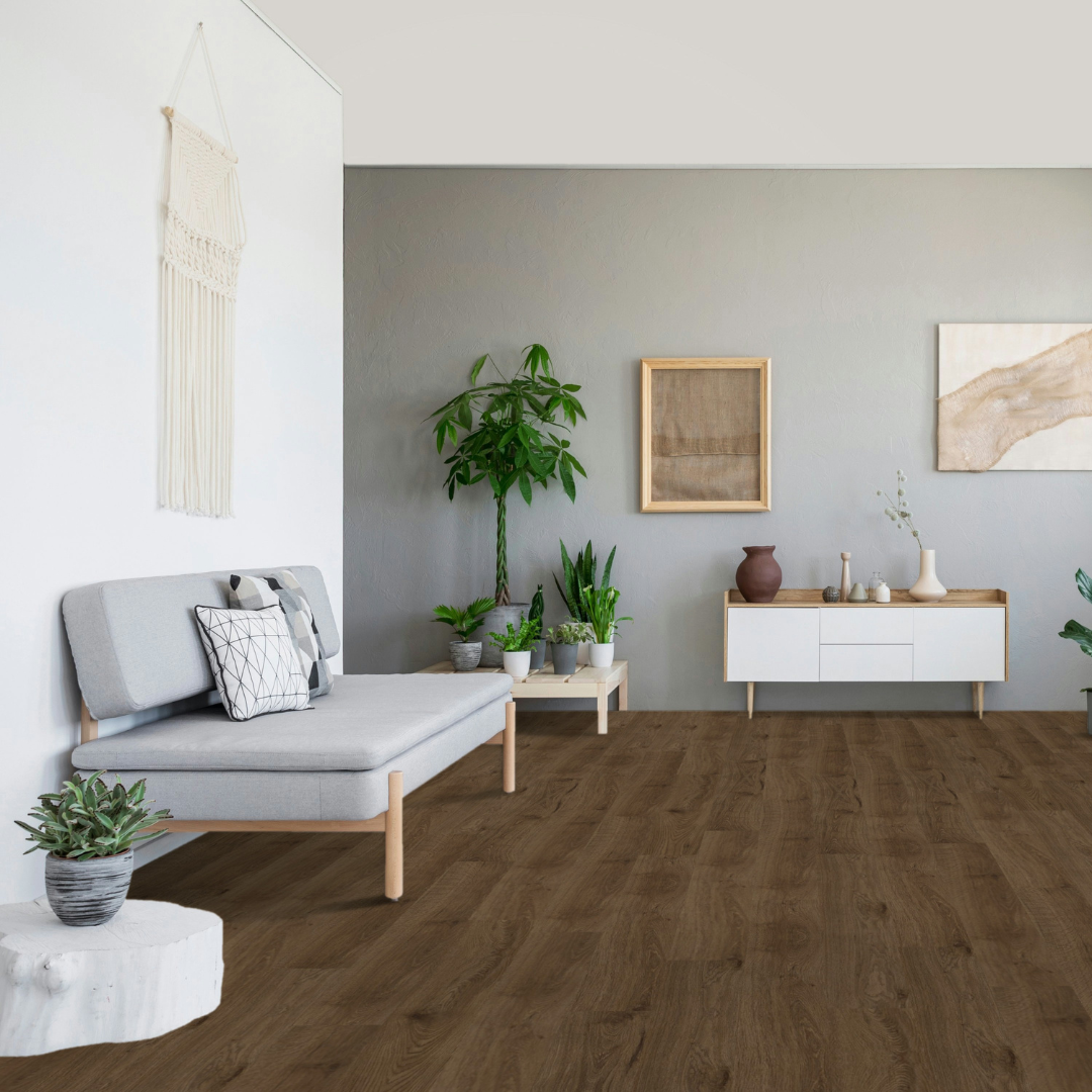 Geräumiges Wohnzimmer mit hellen Wänden und Holzmöbeln wurde mit Klick Vinyl Eiche Gardasee verlegt