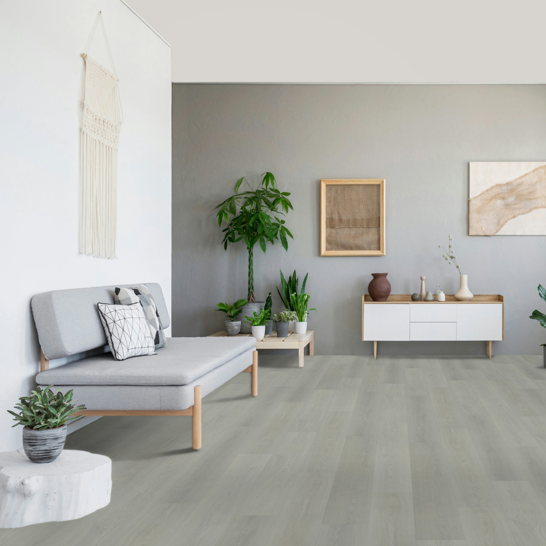 Modernes Wohnzimmer mit hellen Möbeln ausgestattet mit Klick Vinyl Eiche Harkortsee Boden 