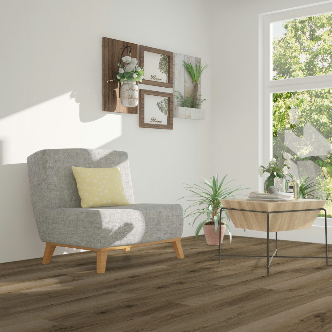 Sonnendurchströmter Eckbereich mit grauem Sessel und Klick Vinyl Eiche Kahler Asten Boden