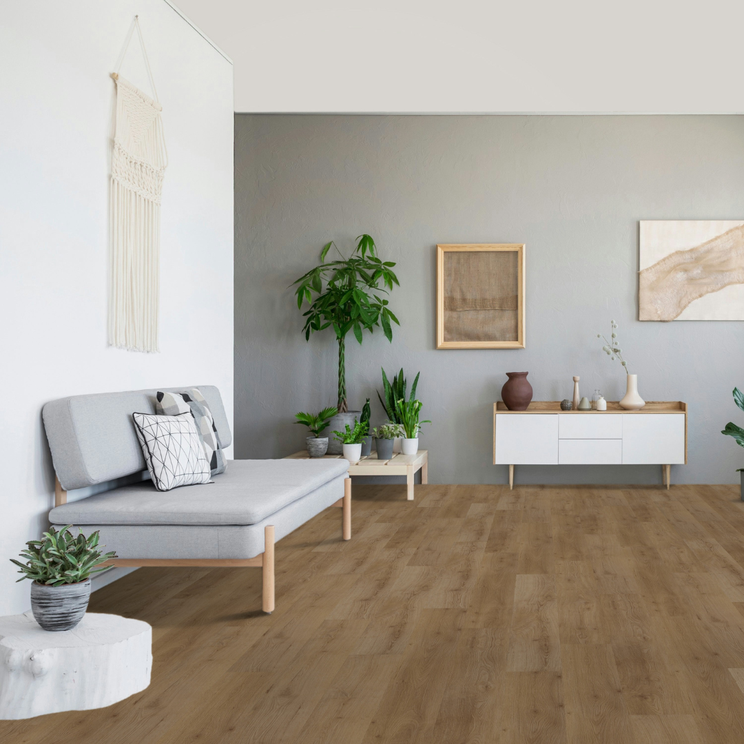 Helles Wohnzimmer mit Holzmöbeln und der Boden ist aus Klick Vinyl Eiche Kemnader See. 