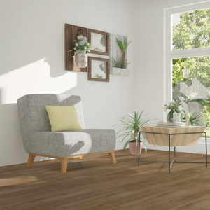 Sonnengefluteter Raum mit einem grauen Sessel und der Boden ist aus Klick Vinyl Eiche Kemnader See. 