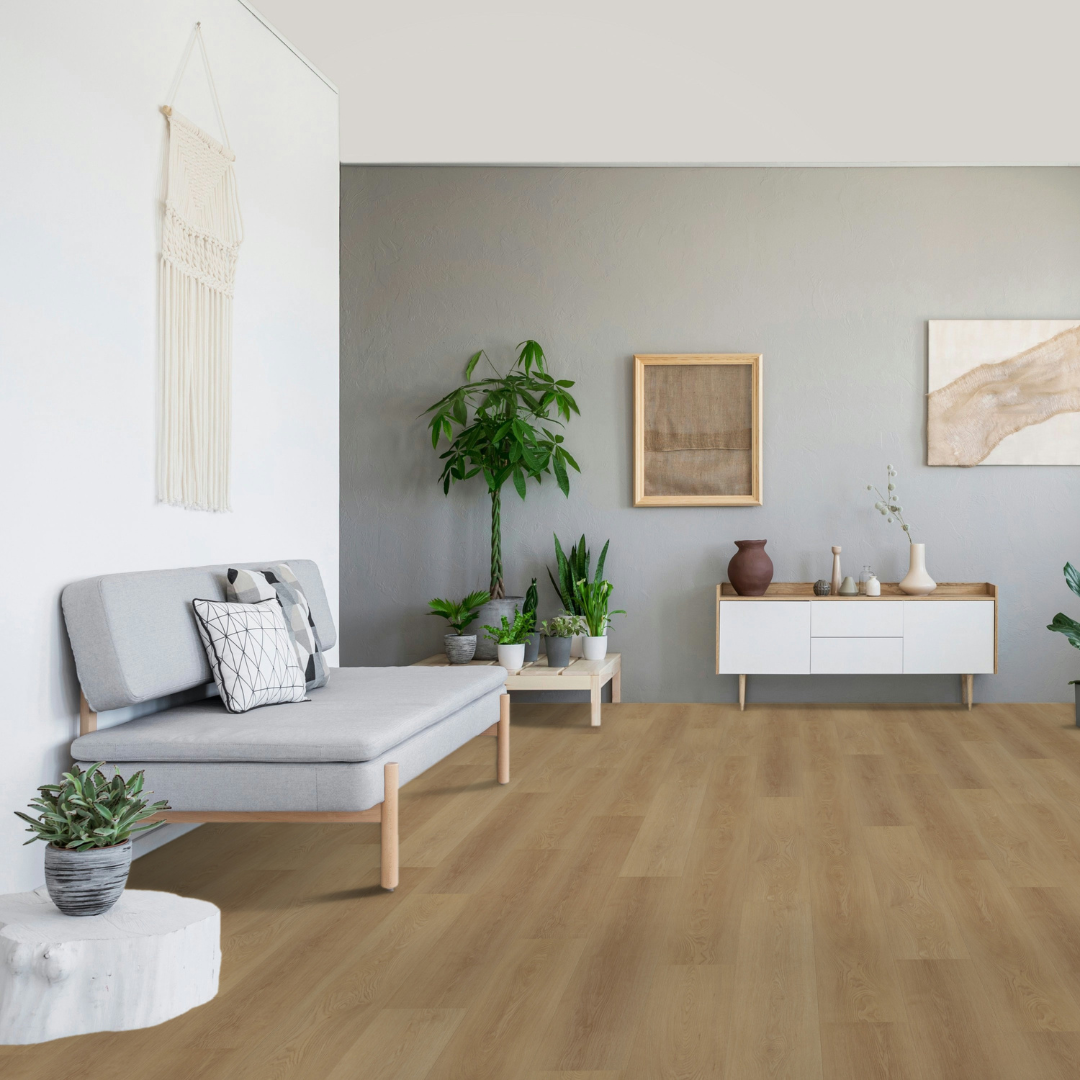 Geräumiges Wohnzimmer mit hellen Möbeln und der Boden wurde mit Klick Vinyl Eiche Möhnesee verlegt 