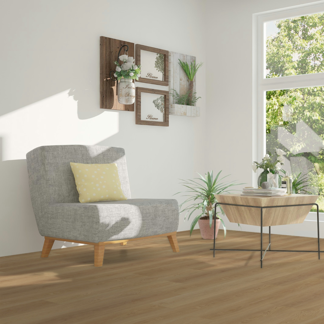 Helles Sofa mit Holztisch und Bilderrahmen an der Wand glänzt der Klick Vinyl Eiche Möhnesee Boden 