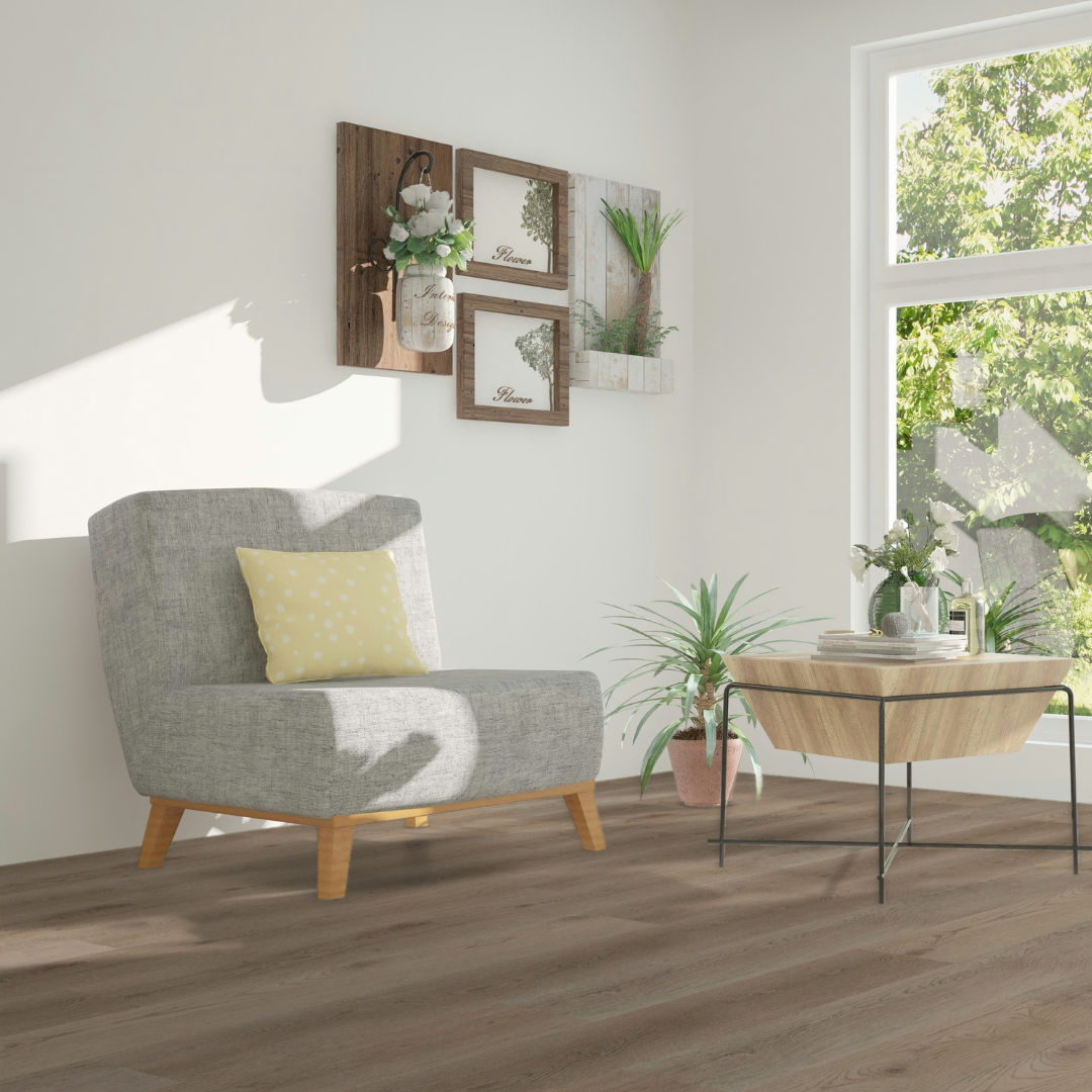 Geräumiger Eckbereich mit einem grauen Sofa und einem Holztisch mit Klick Vinyl Eiche Münsterland Boden 