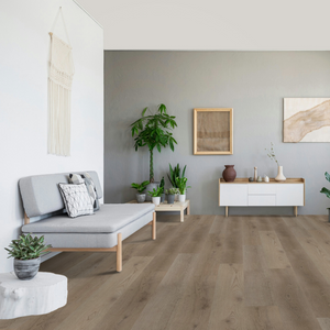 Helles Wohnzimmer mit Holzmöbeln und Klick Vinyl Eiche Münsterland Boden 
