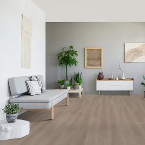 Helles Wohnzimmer mit Holzmöbeln und mit Klick Vinyl Eiche Ortasee verlegt  