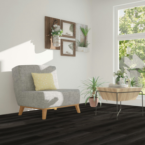 Sonnengefluteter Eckereich mit einem grauen Sessel und Klick Vinyl Eiche Ostfriesland Boden 