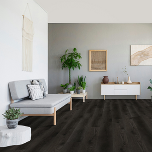 Wohnzimmer mit zwei Bildern an der Wand und einem hellen Sofa und Klick Vinyl Eiche Ostfriesland Boden