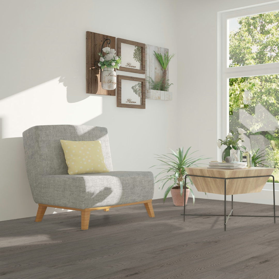 Die Sonne scheint in den Eckbereich eines Wohnzimmer mit Klick Vinyl Eiche Sauerland Boden 