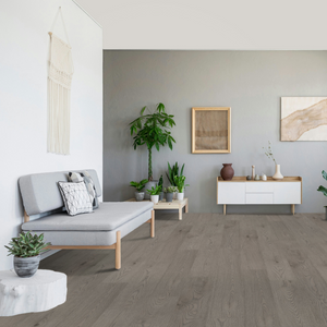 Helles Wohnzimmer mit Klick Vinyl Eiche Sauerland Boden 