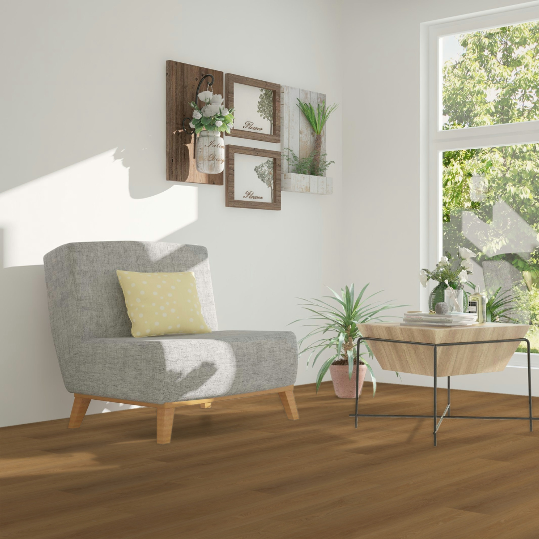 Sonniges Wohnzimmer mit hellen Möbeln und KlickVinyl Eiche Sorpesse verlegt. 