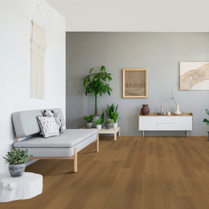 Geräumiges Wohnzimmer mit Holzmöbeln und Boden aus Klick Vinyl Sorpesee.