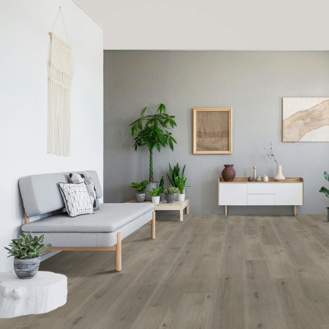 Geräumiges Wohnzimmer mit hellen Möbeln und Klick Vinyl Eiche Zugspitze Boden