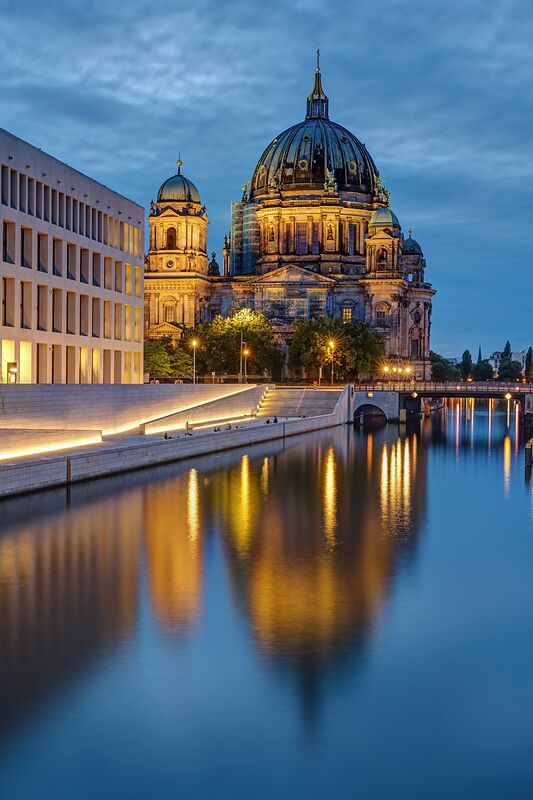 Späte Abendaufnahme der Skyline von Berlin, Lichtreflektionen auf dem Wasser