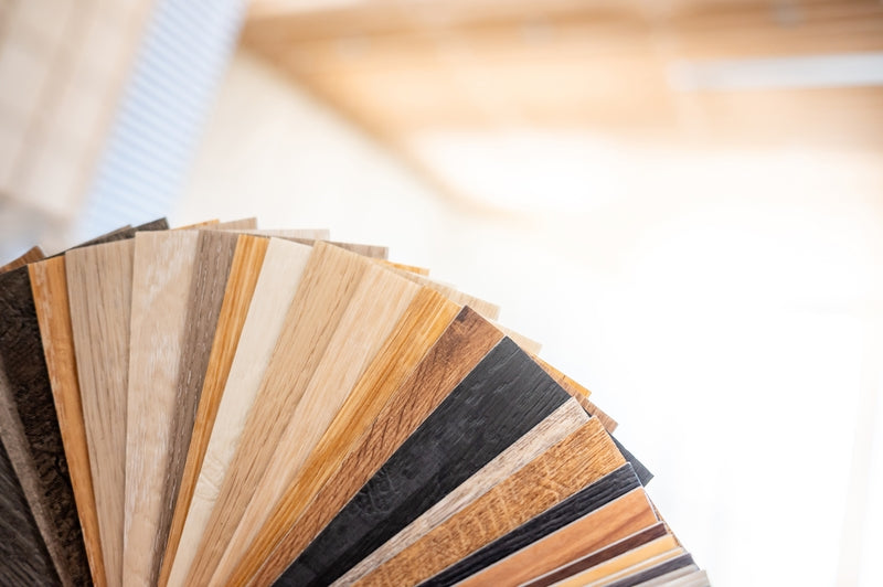 Viele unterschiedliche Vinylbodenmuster liegen in einem Fächer übereinander